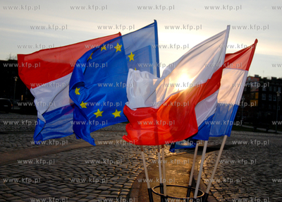 Flagi Uniii Europejskiej, Polski i Holandii na Placu...