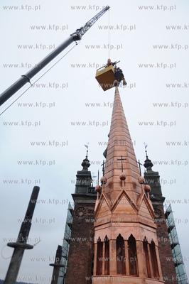 Kosciol sw. Katarzyny, Gdansk. Instalacja sygnaturki...