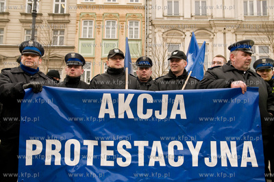 Krakow. Protest sluzb mundurowych przeciwko projektowi...