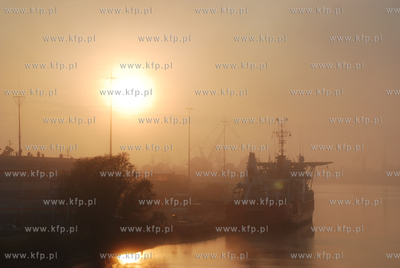 Mglisty zachod slonca nad Martwa Wisla. Widok z mostu...