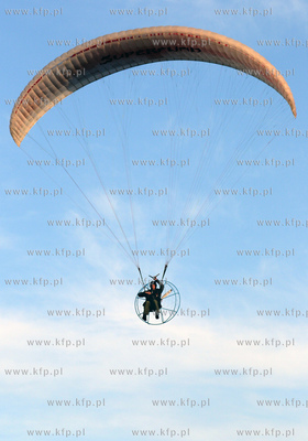 Gdynia. Paralotniarz - fotoreporter latajacy na nad...