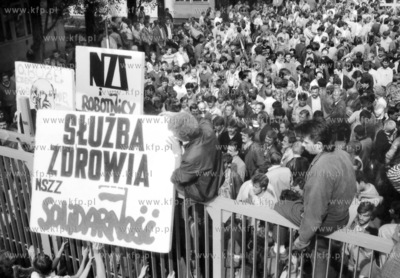 Wyjscie ze Stoczni Gdanskiej strajkujacych po zakonczonym...