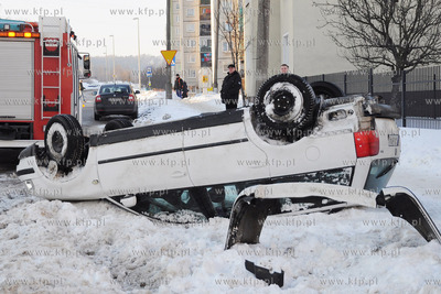 Biały Volkswagen Passat dachowal na ul. Komandorskiej...
