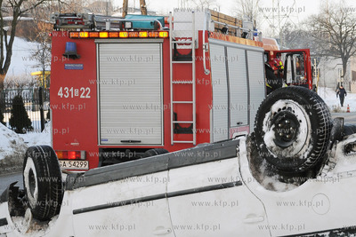 Biały Volkswagen Passat dachowal na ul. Komandorskiej...