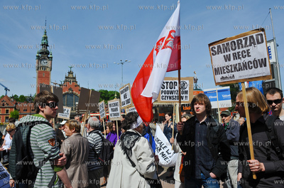 Gdansk. Plac przed City Forum. Protest ok 200 osob...