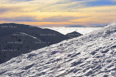 Tatry. Widok z  Kasprowego na szczyty Tatr spowite...