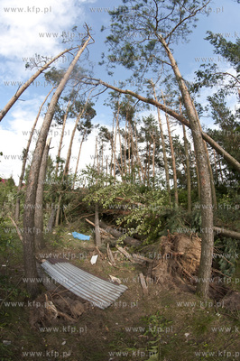 W wyniku trąby powietrznej, która przeszła nad ...