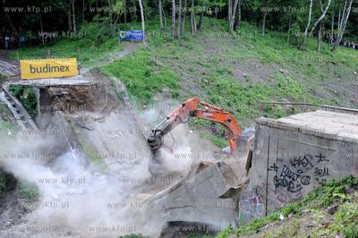 Wyburzanie Mostku Weisera Dawidka na gdanskiej Strzyzy....