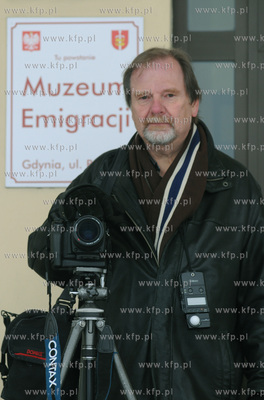 Gdynia. Fotoreporter Chris Niedenthal fotografuje Dworzec...