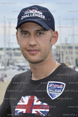 Pilot Lukasz Czepiela wystaruje w klacie Challenger...