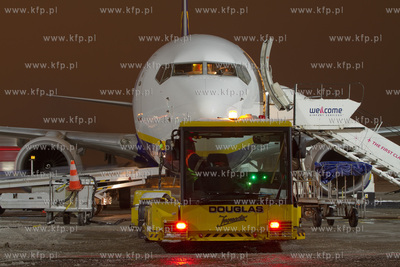 Zima na gdanskim lotnisku. Nz. Boeing 737 Rayanair...