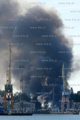 Pozar hali na terenie stoczni Marynarki Wojennej w...