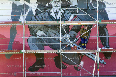 Na elewacji budynku na Trakcie Sw. Wojciecha powstaje...