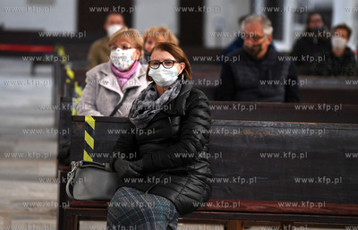Msza święta w Bazylice Mariackiej w czasie pandemii...