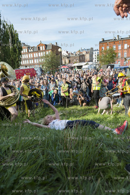 Gdańsk. Festiwal teatrów Ulicznych FETA. Always Drinking...
