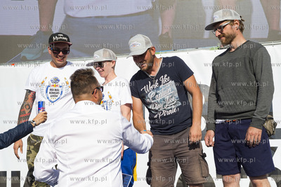 Red Bull Konkurs Lotów w Gdyni. Nz. Marek Łucyk wręcza...