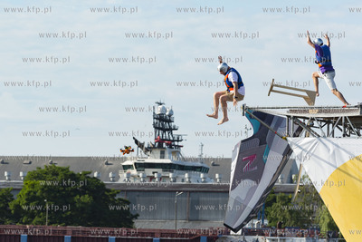 Red Bull Konkurs Lotów w Gdyni. Nz. Skok specjalny...