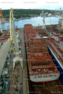 Stocznia Gdynia, widok z suwnicy. W dole suchy dok...