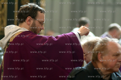 Sroda popielcowa, kosciol sw. Mikolaja w Gdansku.5.03.2003fot....