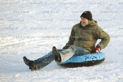 Zimowe szalenstwo w Wiezycy. Zjazd na byle czym.
4.01.2009
fot....