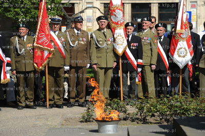 Gdansk. Obchody rocznicowe Konstytucji 3 Maja, kwiaty...