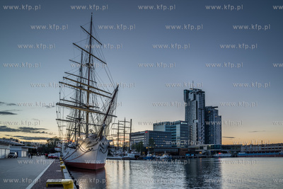 Gdynia wieczorem, Dar Pomorza i Sea Towers. 20.09.2015...