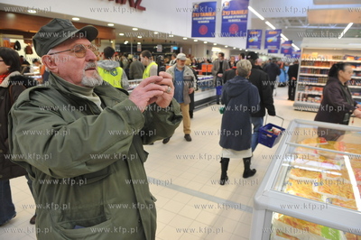 Oficjalne otwarcie dla klientow centrum handlowego...
