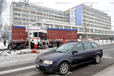 Gdansk. ul. Marynarki Polskiej na wysokosci Stoczni...