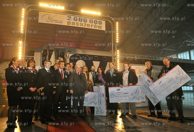 Uroczystosc powitania 2 milionowego pasazera na lotnisku...