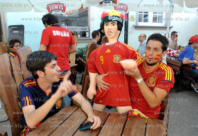 Gdansk, ul. Piwna. Hiszpanscy kibice imprezujacy na...