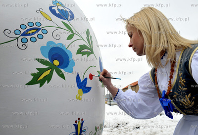 Wielkanocna dwumetrowa pisanka w Zukowie na Kaszubach....