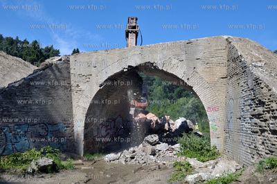 Wyburzanie ostatniego starego wiaduktu dawnej trasy...