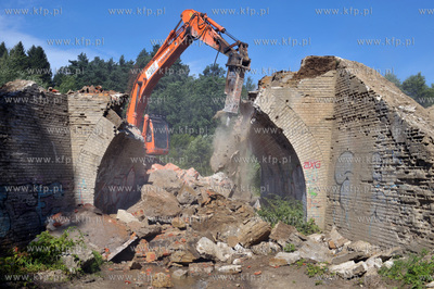 Wyburzanie ostatniego starego wiaduktu dawnej trasy...
