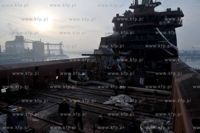 Stocznia Gdansk. Budowa statku typu PSV Ocean Art do...