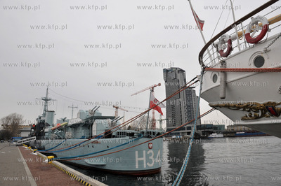 Gdynia. Wiezowiec See Tower i nabrzeze Pomorskie. Okret...