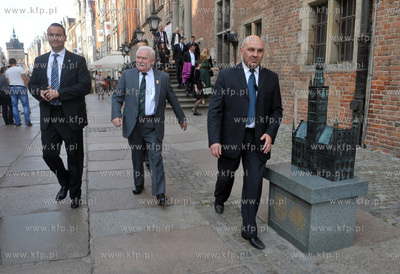 Dwor Artusa. Prezydent Lech Walesa wreczyl przyznawana...