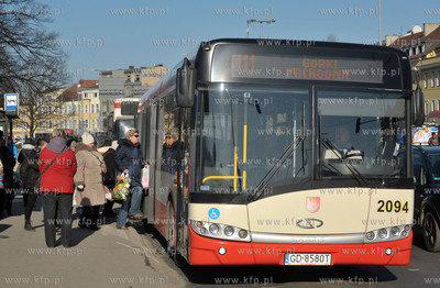 Gdansk. Przystanek autobusowy na ul. Waly Jagiellonskie,...