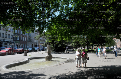 Gdansk. Skwer z fontanna pomiedzy ulicami Swietojanska...