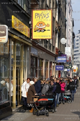 Gdynia Tlusty czwartek. Kolejka po paczki do cukerni...