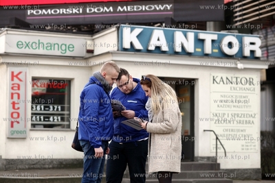 Gdańsk. CH Manhattan. Akcja zbierania podpisow poparcia...
