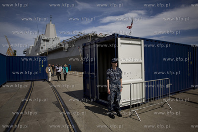 Amerykański okręt desantowy San Antonio dowodzący...