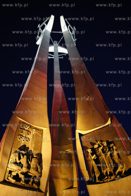 Gdańsk. Podświetlony na biało - czerwono pomnik...