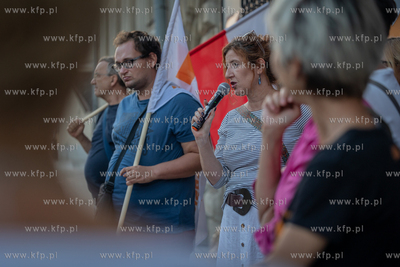 Manifestacja pod hasłem "Bo nie sprzedaje się praworządności"...