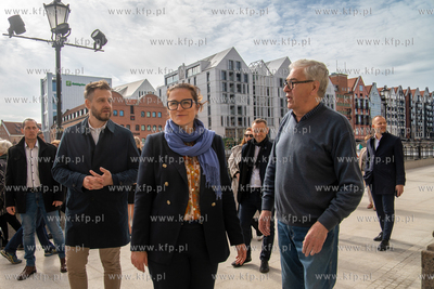 Spacer wyremontowanym Długim Pobrzeżem z udziałem...