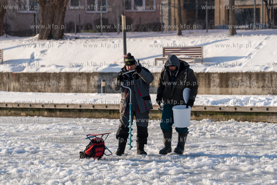 Zima. Łowienie na lodzie przy przystani Żabi Kruk...