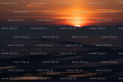 Zima na Mierzei Wiślanej. Wschód słońca widziany...