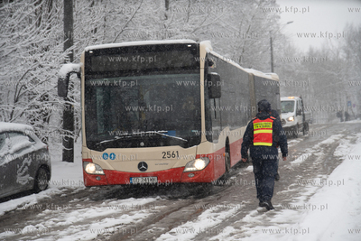Intensywne opady śniegu w Gdańsku. Unieruchamiony...