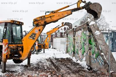 Gdansk. Jana z Kolna. Wyburzanie muru przy Stoczni...