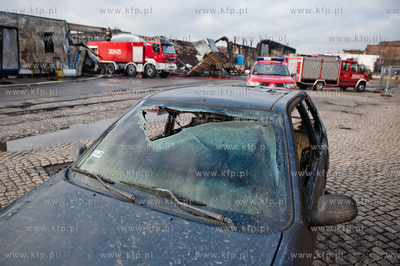 Gdansk. Dogaszanie doszczetnie spalonej hali produkcyjnej...
