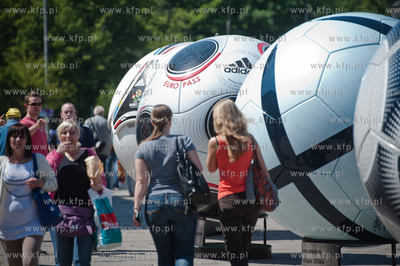 Gdansk. Ogromne pilki rozstawione na Targu Weglowym...